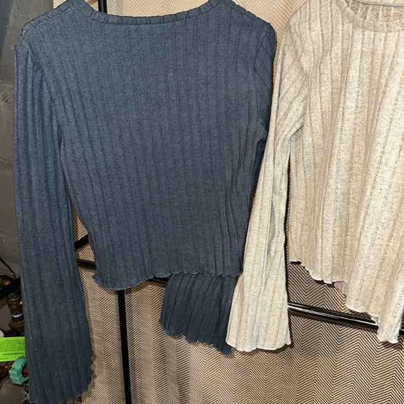 Two shein long wide sleeve tops soft fabric size medium blue and cream - Picture 3 of 7